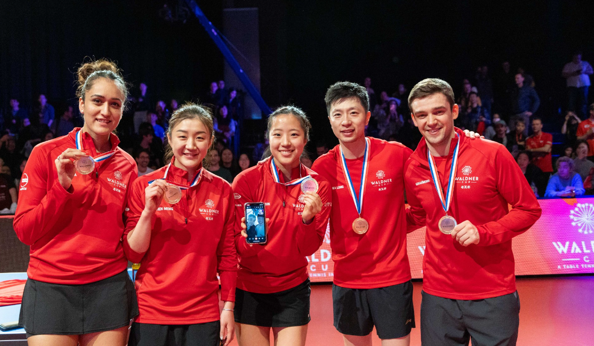 示了她优雅, 参加了首届, 向球迷们展